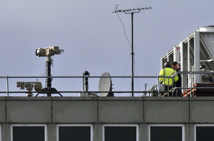 Bresku lögreglunni hefur orðið eitthvað ágengt í leit sinni að þeim sem flaug dróna um flugvallarsvæði Gatwick í Bretlandi í kvöld og truflaði flugsamgöngur og hefur listi yfir hina grunuðu verið þrengdur að því er breska dagblaðið Telegraph greinir frá.