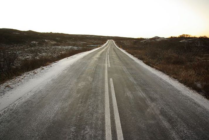 Ofan af Lyngdalsheiði Beinn og breiður vegur liggur nú af Lyngdalsheiði inn í friðlandið á Þingvöllum. Þjóðgarðsvörður segir ökumenn gleyma að draga úr hraðanum þegar komið sé inn á Gjábakkaveg.Mynd/Einar Sæmundsen