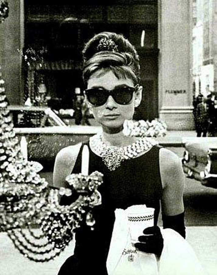 Audrey Hepburn er almennt álitin holdgervingur kvenleikans í litla svarta kjólnum sem hún gerði ódauðlegan í myndinni Breakfast at Tiffany's