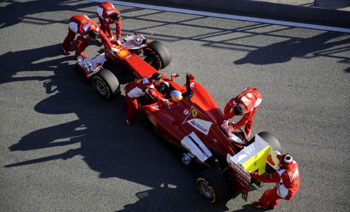 Ferrari hefur viðurkennt að eiga langt í land með að gera bílinn keppnishæfan en þrátt fyrir það var Alonso fljótastur á æfingum dagsins.