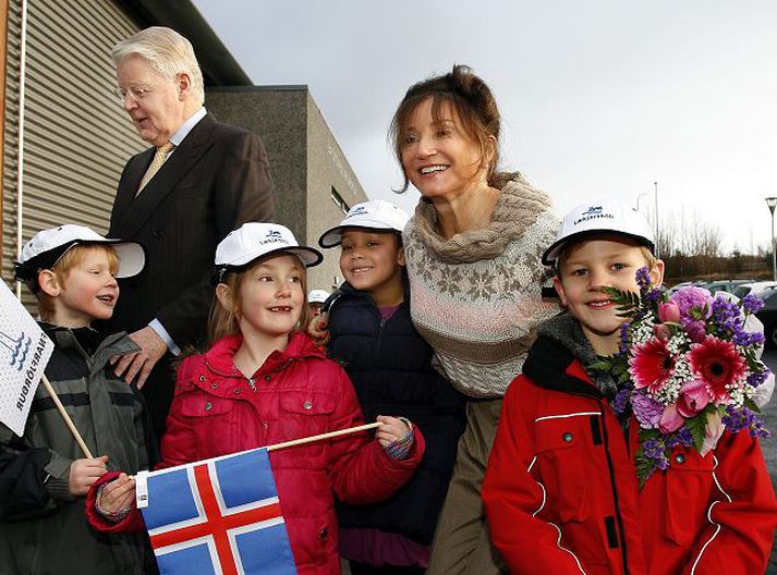 forsetahjónin með börnunum Ólafur Ragnar Grímsson og Dorrit Moussaieff gáfu sér drjúgan tíma til að vera með nemendum Lækjarskóla í Hafnarfirði í gærmorgun.
Fréttablaðið/GVA