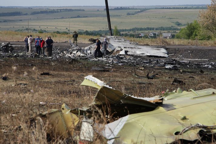 Rannsakendur á vettvangi þar sem MH17 var skotin niður.