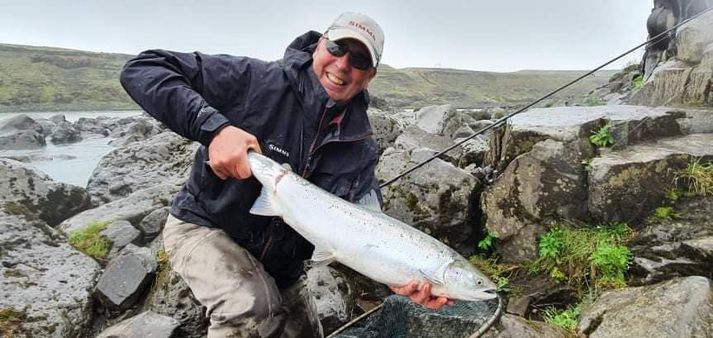 Pétur Hans Pétursson með flottann lax úr Urriðafossi. Urriðafoss hefur skilað yfir 200 löxum á land það sem af er sumri.