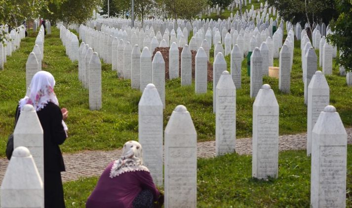 Áætlað er að um átta þúsund bosnískir karlmenn og drengir hafi verið drepnir í Srebrenica á þriggja daga tímabili í júlí 1995.