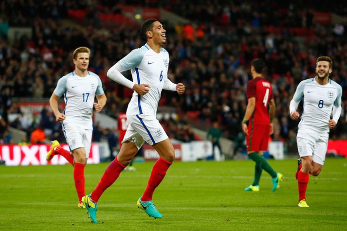 Smalling fagnar sigurmarki sínu í kvöld.