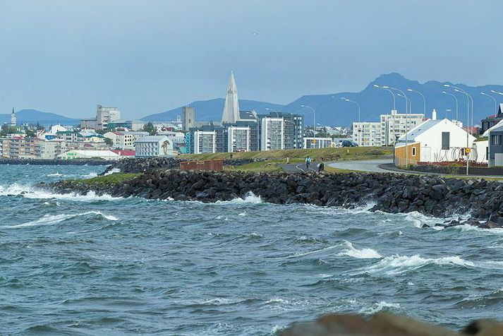 Leitað var að manni sem talinn er hafa farið í sjóinn í nótt. Leitin bar ekki árangur.