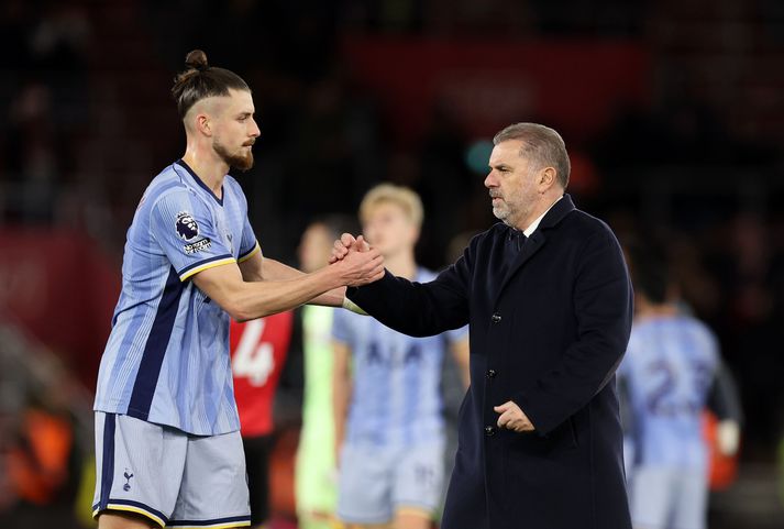 Radu Dragusin fór meiddur af velli gegn Nottingham Forest í miðri viku. Það er eitthvað sem hjálpar Ange Postecoglou líklega ekki við að losna við hausverkinn sem fylgir meiðslalista liðsins.