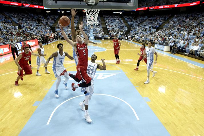 Jón Axel Guðmundsson í leik með Davidson á móti North Carolina.