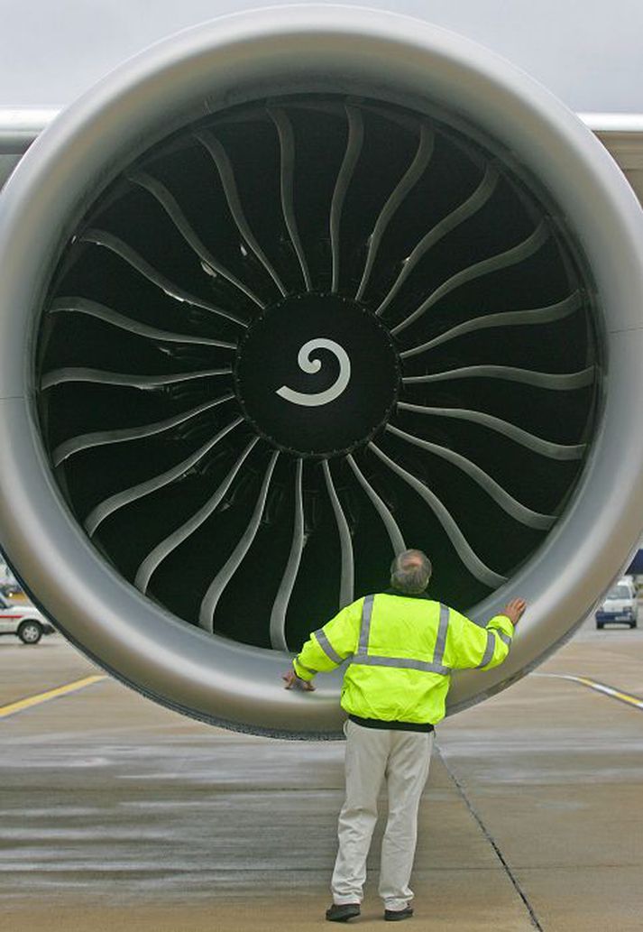 að störfum Flugvirkjar eru fámenn stétt en með þeim standa og falla flugsamgöngur. nordicphotos/afp