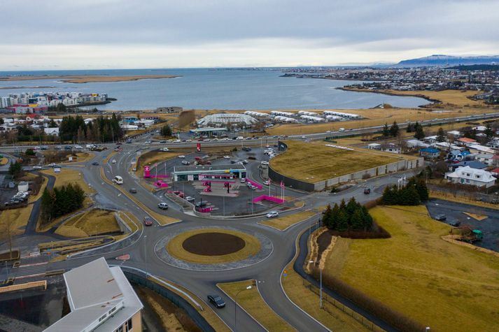 Maður sem var til vandræða í strætó í Garðabæ verður vistaður í fangageymslu þangað til lögreglan kemst að því hver hann er.