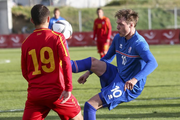 Aron Elís Þrándarson, lykilmaður í U21 árs liðinu, í baráttunni í 3-0 sigri gegn Makedóníu.