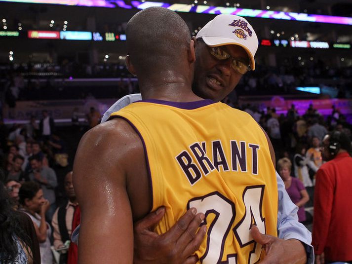 Joe “Jellybean” Bryant faðmar hér son sinn Kobe Bryant.