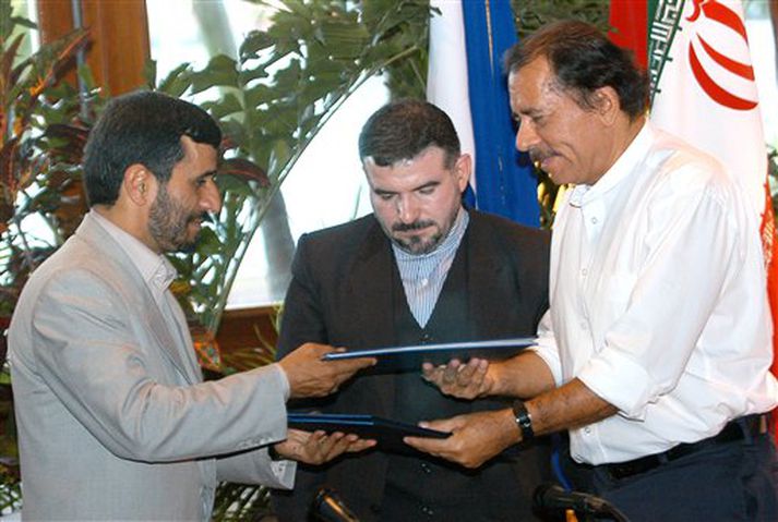 Ahmadinejad (t.v.) og Ortega (t.h.) takast hér í hendur eftir viðræðurnar í gær.