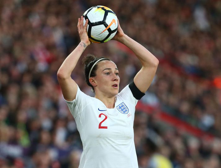 Lucy Bronze tekur innkast.