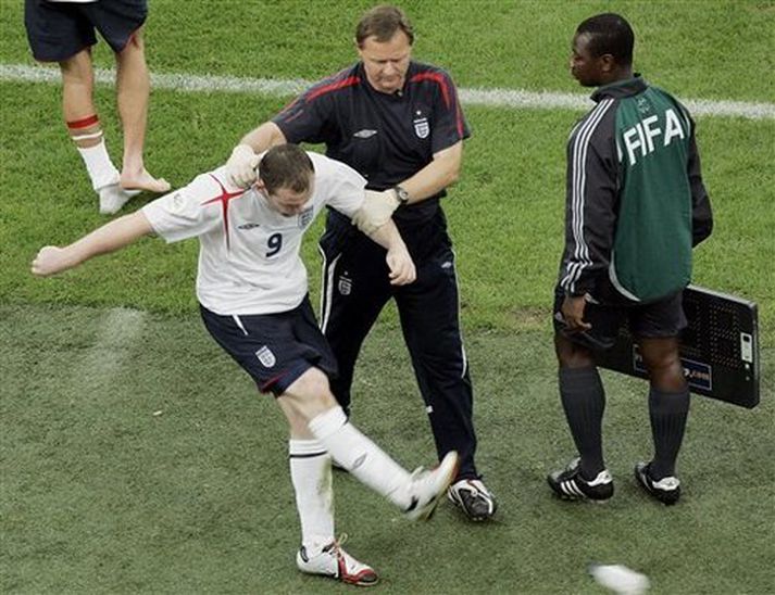 Wayne Rooney var gríðarlega svekktur eftir að hann var rekinn af velli í leiknum gegn Portúgölum