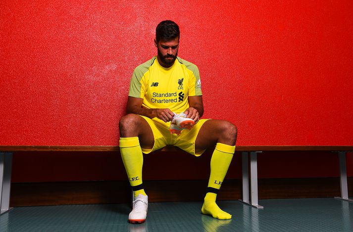 Alisson þegar hann var kynntur sem nýr markvörður Liverpool.