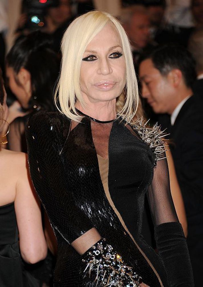 Donatella situr fyrir í nýjum auglýsingum Givenchy.