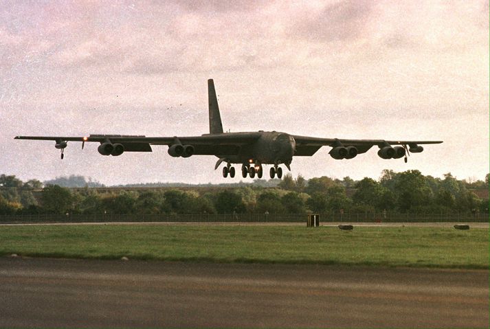 B-52 sprengjuflugvél í lendingu.
