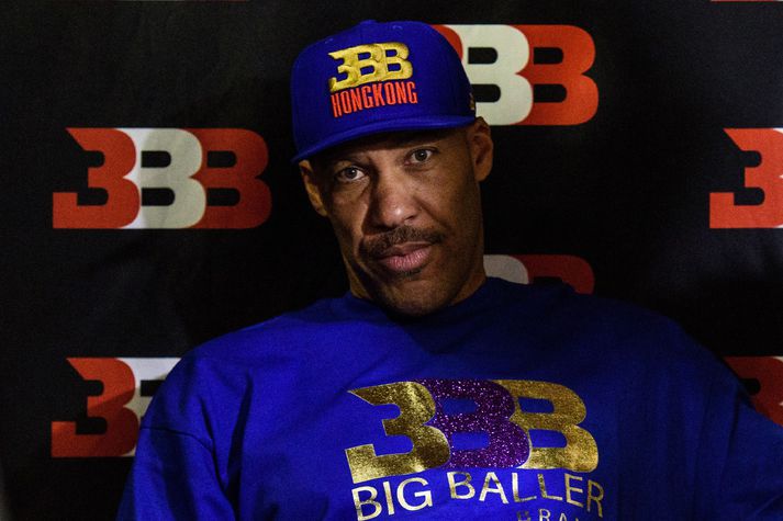 LaVar Ball sagðist eitt sinn geta unnið Michael Jordan í körfubolta, einn á einn. Hann heldur því eflaust enn fram þótt á hann vanti annan fótinn.