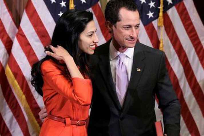 Anthony Weiner og Huma Abedin eiginkona hans. Hún ber nú fyrsta barn þeirra hjóna undir belti. Mynd/AFP