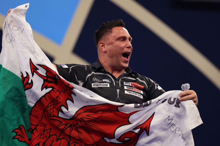 Walesverjinn Gerwyn Price er ríkjandi heimsmeistari. Hann byrjaði illa í kvöld en komast á endanum áfram.