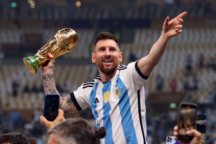 Lionel Messi með HM-styttuna eftir að Argentína vann síðasta 32 þjóða mótið, í Katar 2022.