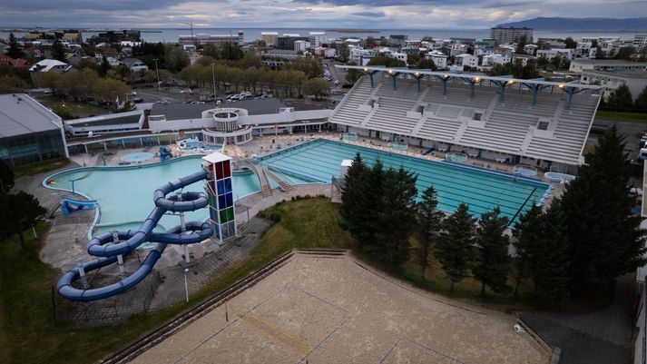 Töluverður fjöldi sótti í sund í morgun en heitavatnslaust er hjá stórum hluta höfuðborgarsvæðisins.