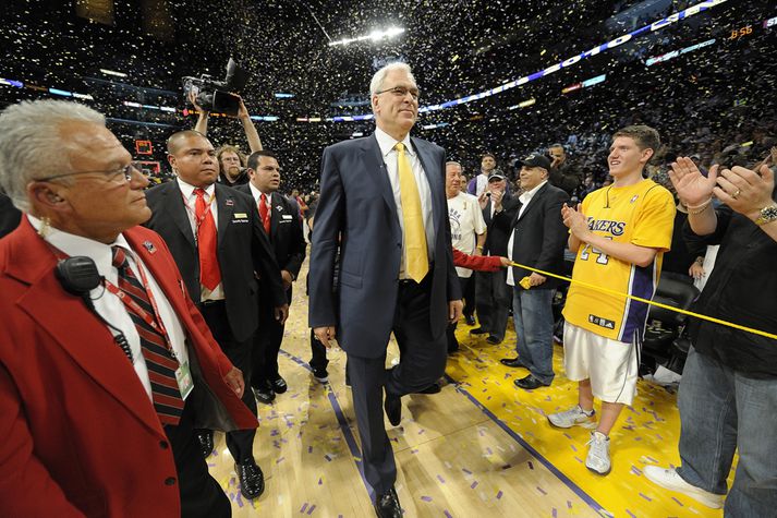 Phil Jackson gengur hér af velli eftir einn meistaratitilinn með Lakers.