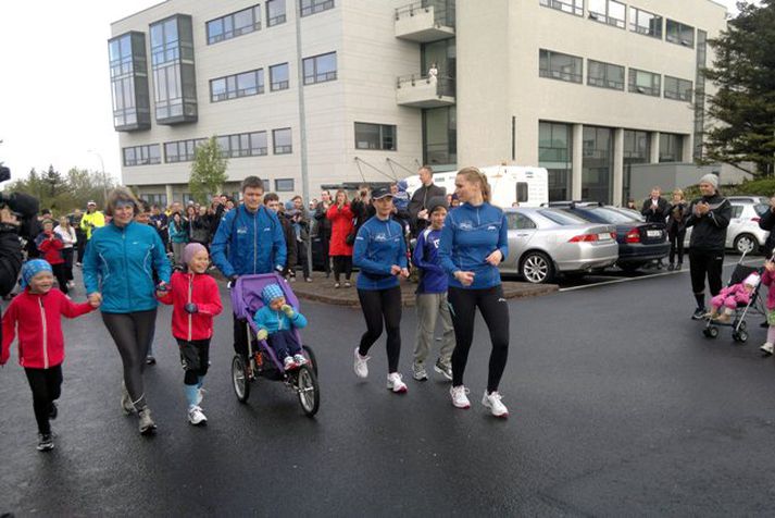 Þau Signý Gunnarsdóttir, Sveinn Benedikt Rögnvaldsson, Alma María Rögnvaldsdóttir og Guðmundur Guðnason hófu hringferð sína í 2. júní frá Barnaspítalanum.