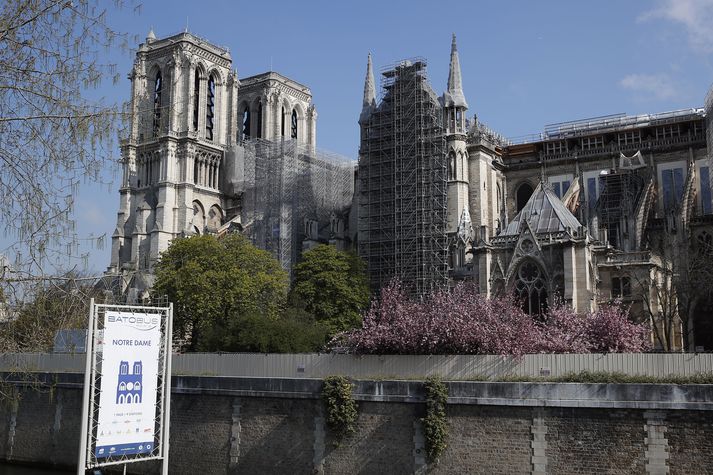 Mikill eldur braust út í Notre-Dame í apríl 2019.