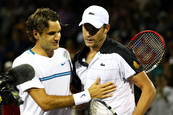 Federer óskar Roddick til hamingju.