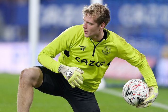 Jonas Lössl í upphitun með Everton liðinu á leiktíðinni.