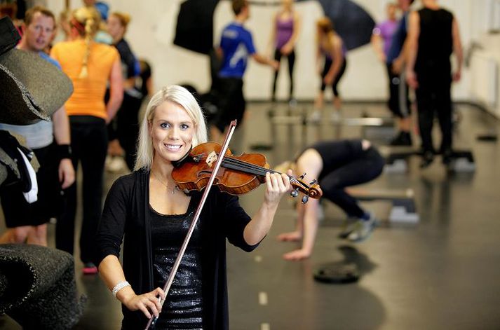 í nægu að snúast Greta Salóme hefur alltaf verið með annan fótinn í dægurtónlist en hún hefur fullan stuðning fólksins í Sinfóníuhljómsveit Íslands í Söngvakeppni Sjónvarpsins. Þegar Greta hefur tíma leggur hún stund á Crossfit.Fréttablaðið/Valli