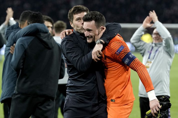 Mauricio Pochettino, knattspyrnustjóri Tottenham, smellir kossi á fyrirliðann Hugo Lloris eftir að Spurs tryggði sér sæti í úrslitaleik Meistaradeildarinnar.