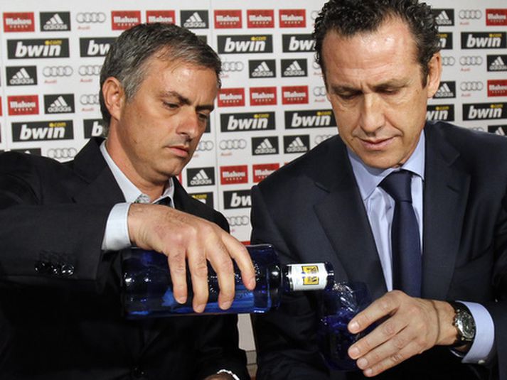 Jose Mourinho hellir í glas fyrir Jorge Valdano.