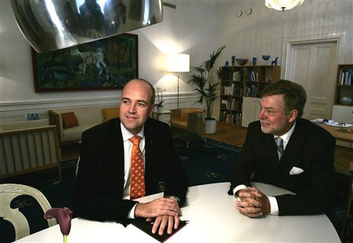 Fredrik Reinfeldt, formaður Hægriflokksins (tv), á fundi með Birni von Sydow, þingforseta, í Stokkhólmi í dag.