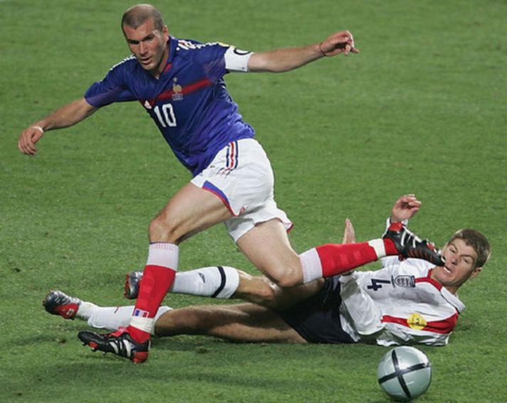 Steven Gerrard sést hér tækla Zinedine Zidane á sínum tíma.