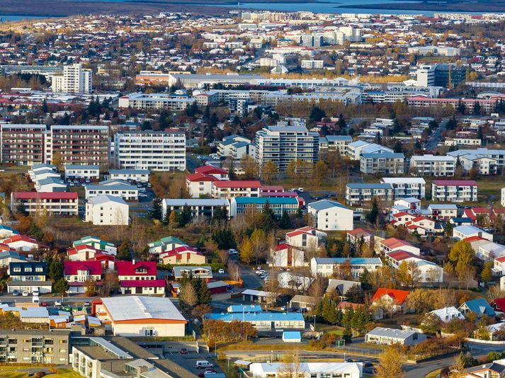 Móðirin var úrskurðuð látin á vettvangi í íbúð í fjölbýlishúss í Breiðholti.