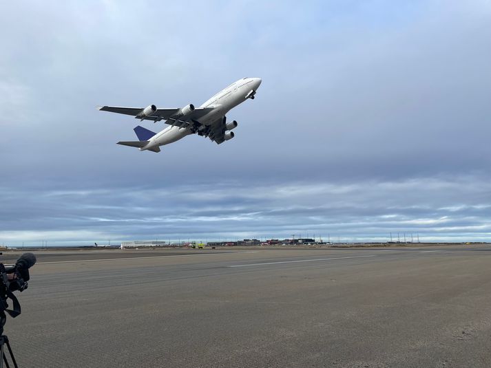 Júmbóþotan í flugtaki frá Keflavíkurflugvelli síðastliðinn fimmtudag. Hún flaug aftur yfir Reykjavík laust fyrir klukkan 19.