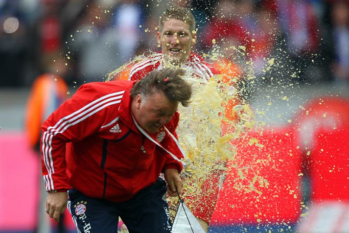 Louis Van Gaal, þjálfari Bayern, fær hér væna bjórgusu frá Bastian Schweinsteiger.