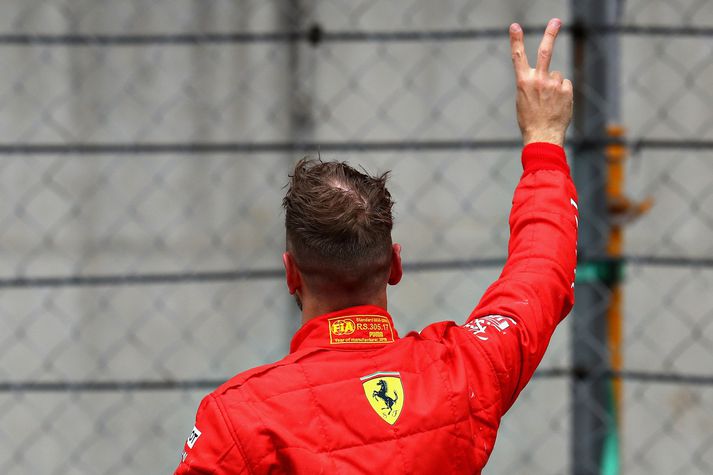 Sebastian Vettel fagnar sigri í morgun.