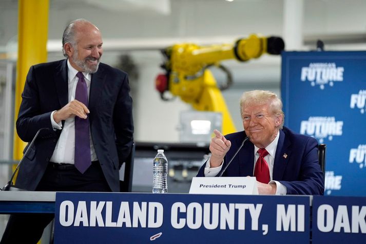 Howard Lutnick, sem leiðir stjórnarmyndunarteymi Donalds Trumps, stendur hér við hlið forsetaframbjóðandans.