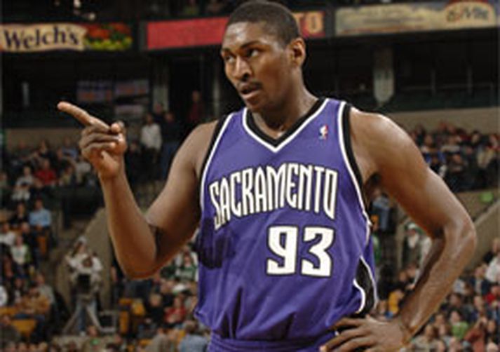 Ron Artest og félagar í Sacramento taka á móti Detroit í nótt, en Artest á sér skrautlega sögu úr viðureignum sínum við Detroit eins og flestir vita