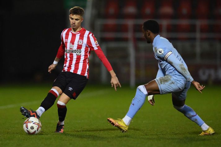 Romeo Beckham var á lán hjá B-liði Brentford í vetur en hefur nú formlega haft félagaskipti yfir til liðsins