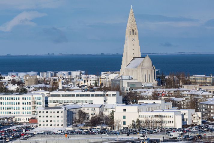 Alfreð Erling var stopp á ljósum á gatnamótum Snorrabrautar á Egilsgötu á leiðinni upp að Hallgrímskirkju þegar hann var handtekinn eftir hádegi þann 22. ágúst. Hamar fannst í bílnum sem var í eigu hjónanna.