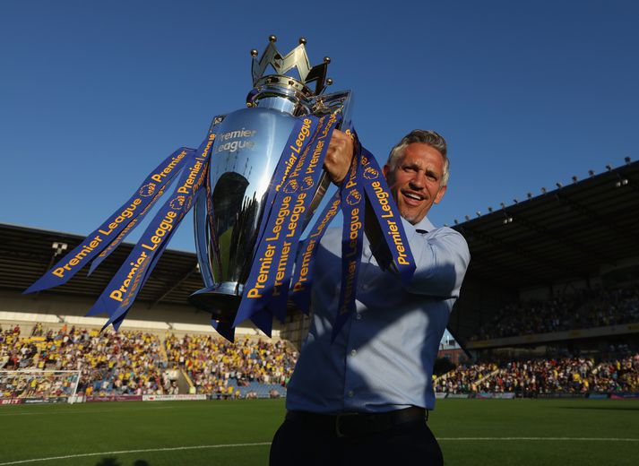 Lineker með Englandsmeistarabikarinn sem Leicester City vann fyrir þremur árum.