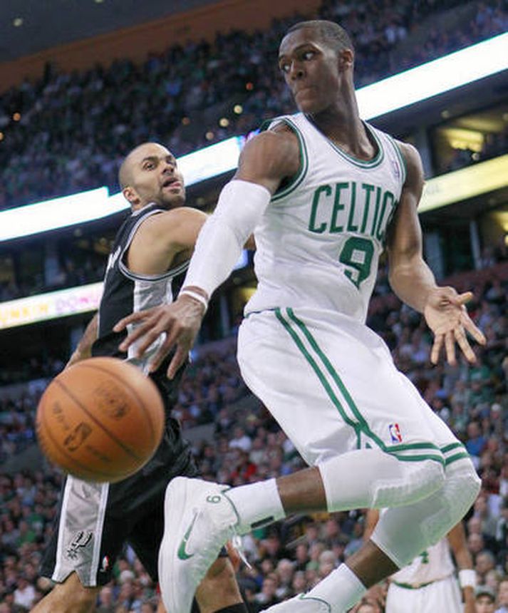 Rajon Rondo á fullu í leiknum í nótt.