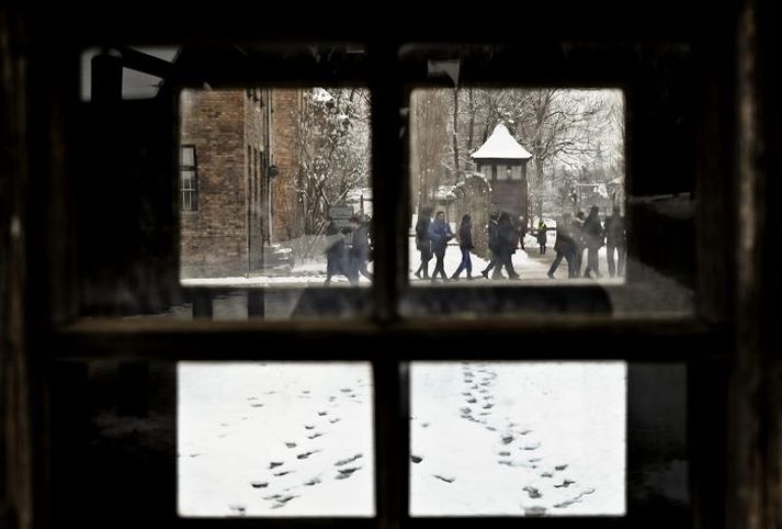 Horft út úr varðskála. Gestir á lóð útrýmingarbúða nasista í Auschwitz í Oswiecim í Póllandi í gær. 