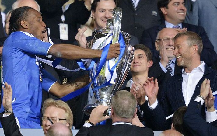 Gjörðu svo vel Didier Drogba, hetja Chelsea í úrslitaleiknum, lætur hér Roman Abramovich fá bikarinn.Mynd/AP