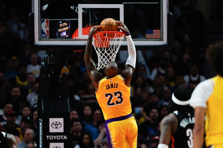 LeBron James treður boltanum ofan í körfuna í leik Portland Trail Blazers og Los Angeles Lakers.